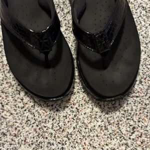 Volatile Black Women's Thong Sandals with Glossy Croc-Strap